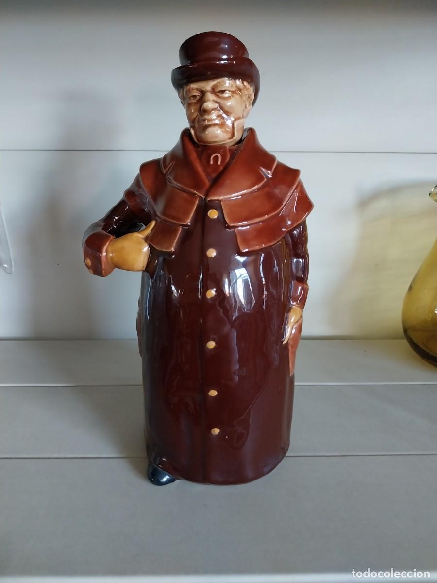 Antig&uuml;edades: BOTELLA CERAMICA DE LICOR O WHISKY -- FIGURA COCHERO INGLES -- CON FIRMA EN LA BASE --