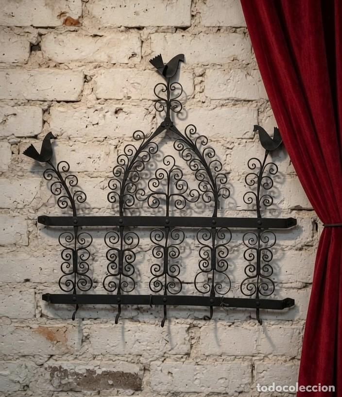 Antiques: colgador para cocina de hierro en filigrana, coronado por 3 gallos. finales del XIX