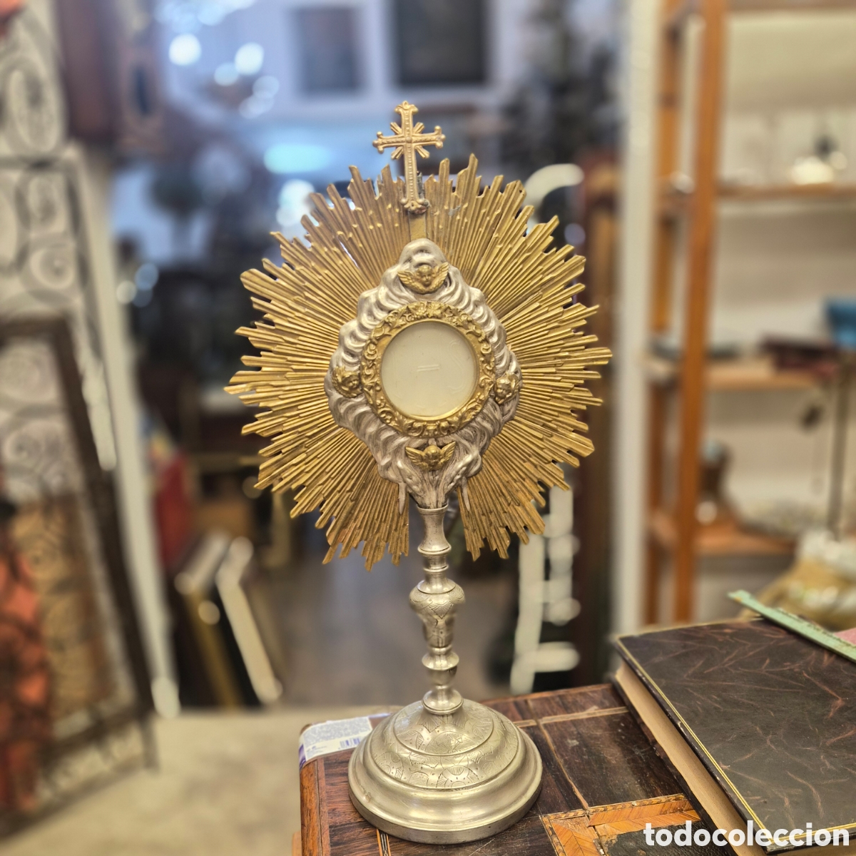 Antig&uuml;edades: Antigua custodia / ostensorio religioso de altar &ndash; metal plateado y dorado decoraci&oacute;n de querubines