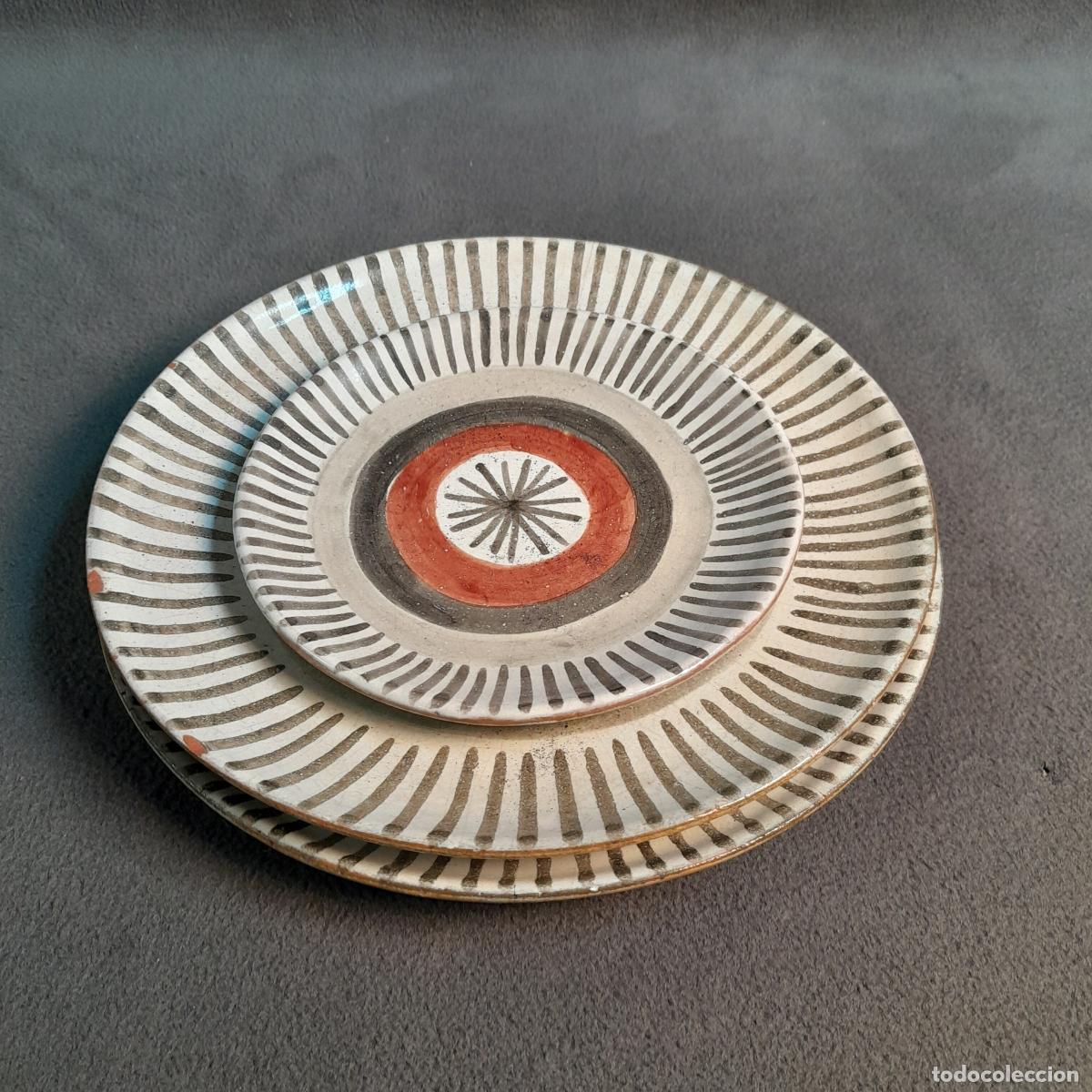 Antig&uuml;edades: LOTE DE TRES PLATOS DE CER&Aacute;MICA ARTESANAL CON DECORACI&Oacute;N RADIAL.JORDI AGUAD&Eacute;. SIGLO XX.