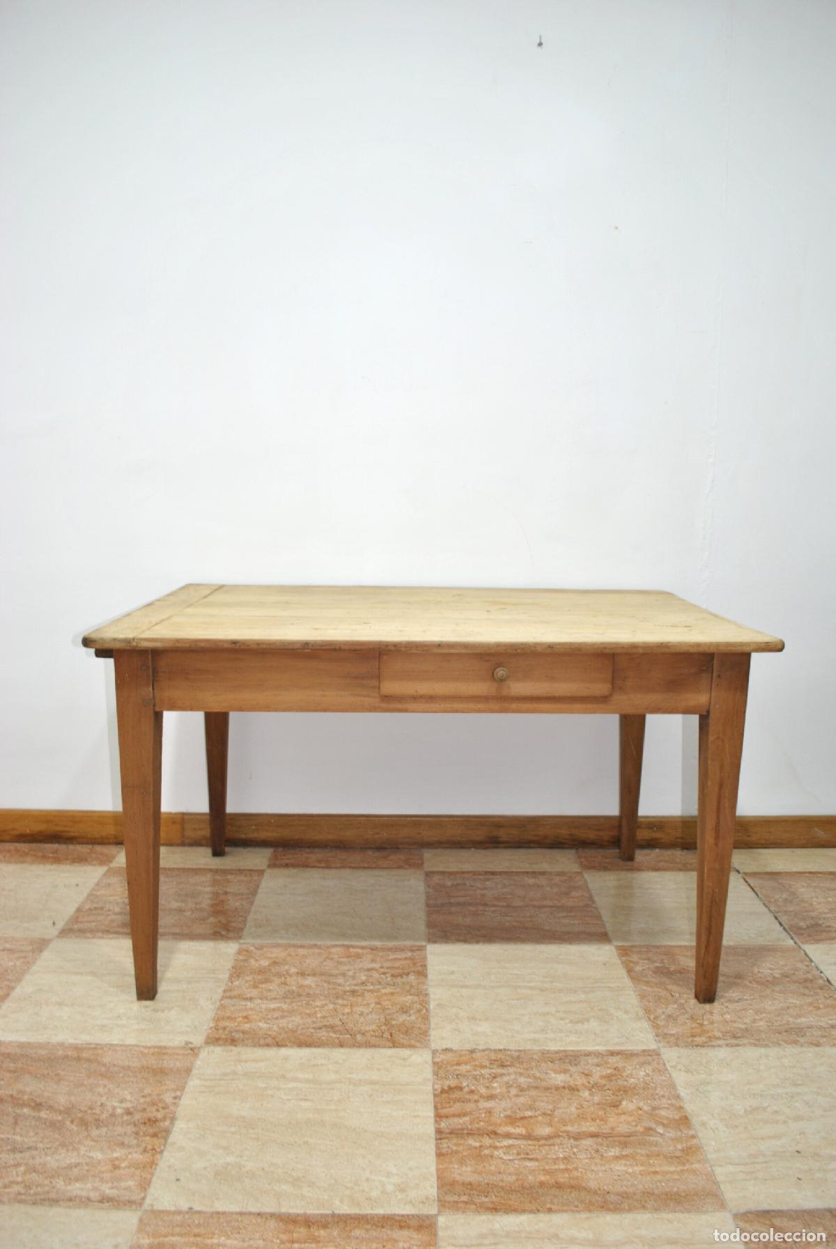 Antig&uuml;edades: Mesa de madera con caj&oacute;n y ala extensible