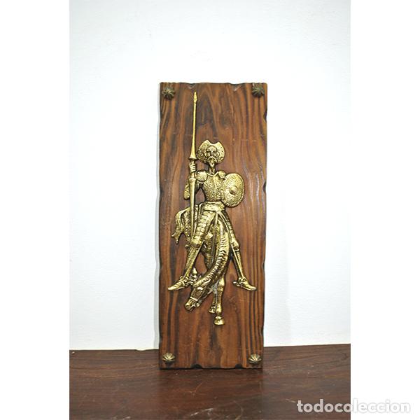 Antiguidades: Cuadro de Don Quijote dorado sobre madera
