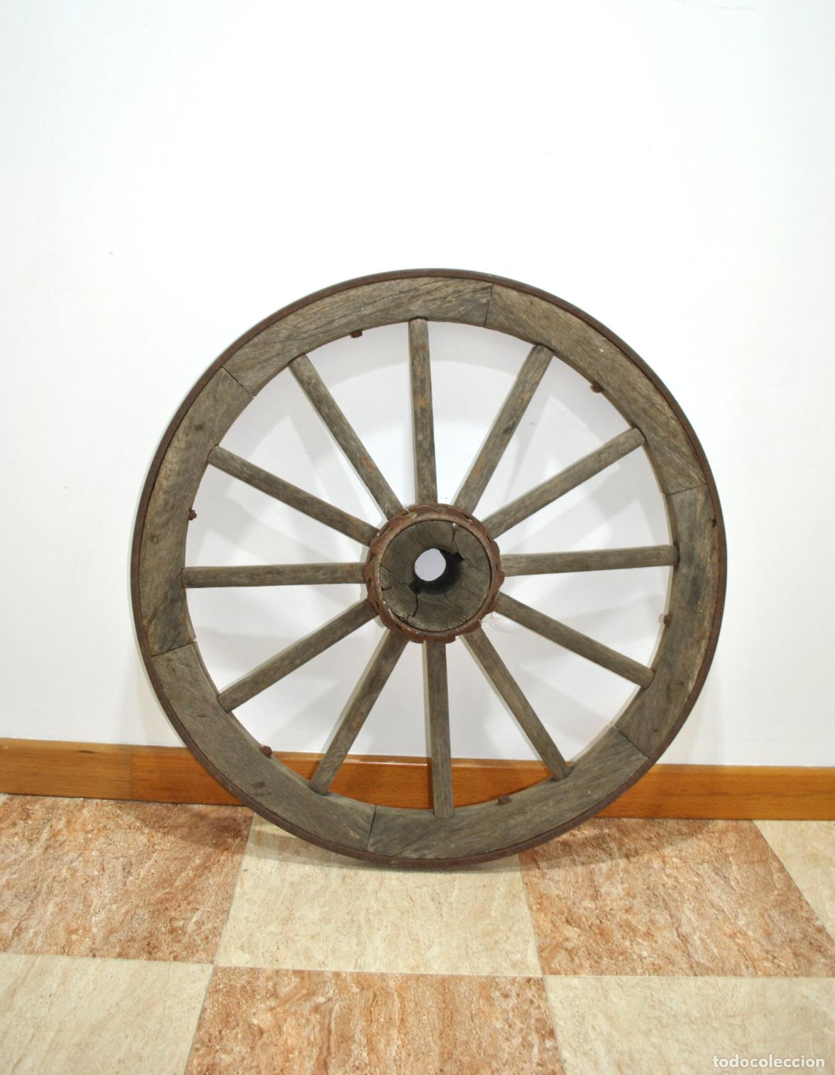 Antiquit&auml;ten: Antigua rueda de carro de madera y hierro