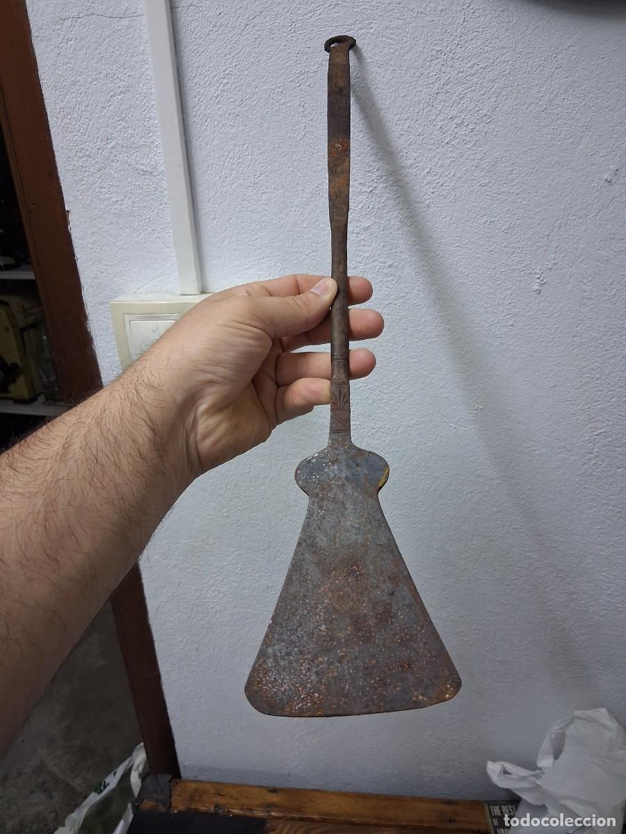Antig&uuml;edades: Rasera esp&aacute;tula herramienta r&uacute;stica de chimenea o cocina pala de hierro forjado forja cincelado