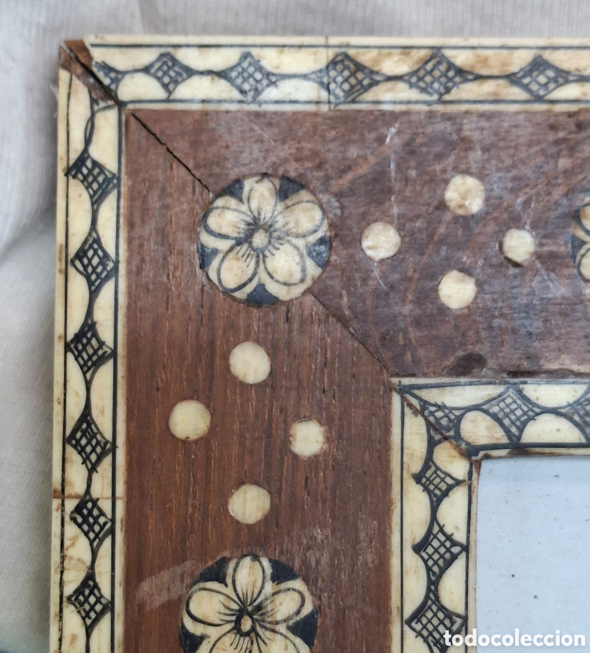 Antig&uuml;edades: Marco de madera con incrustaciones de hueso - Foto 3