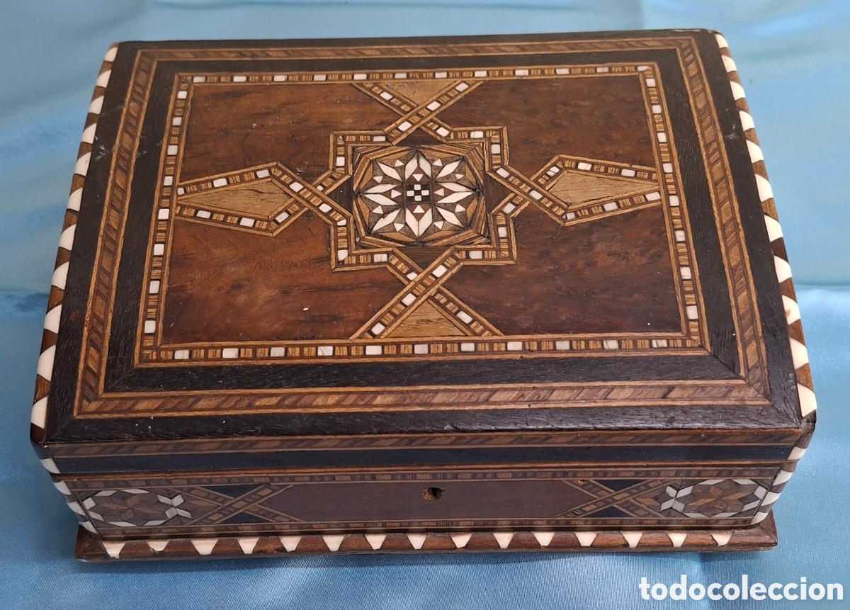 Antig&uuml;edades: Caja de madera con taracea geom&eacute;trica.