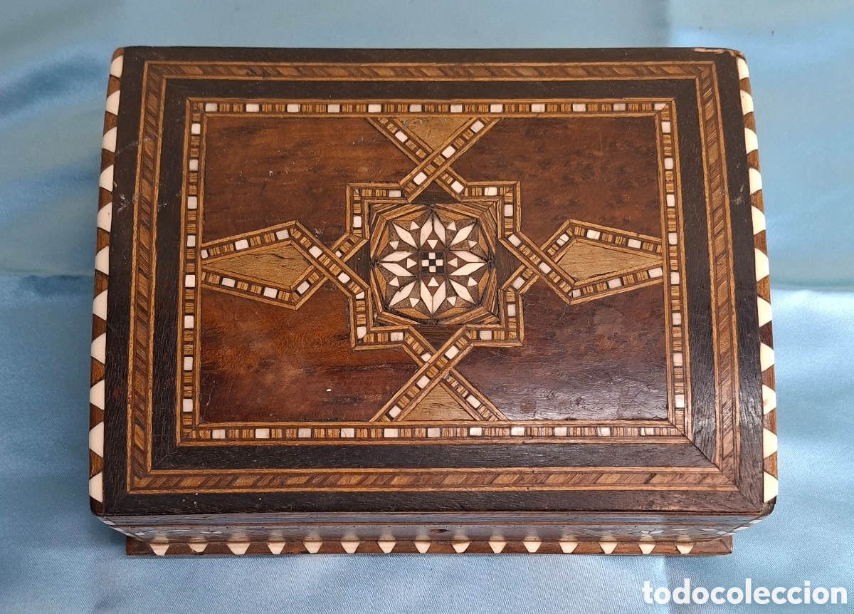 Antig&uuml;edades: Caja de madera con taracea geom&eacute;trica. - Foto 3