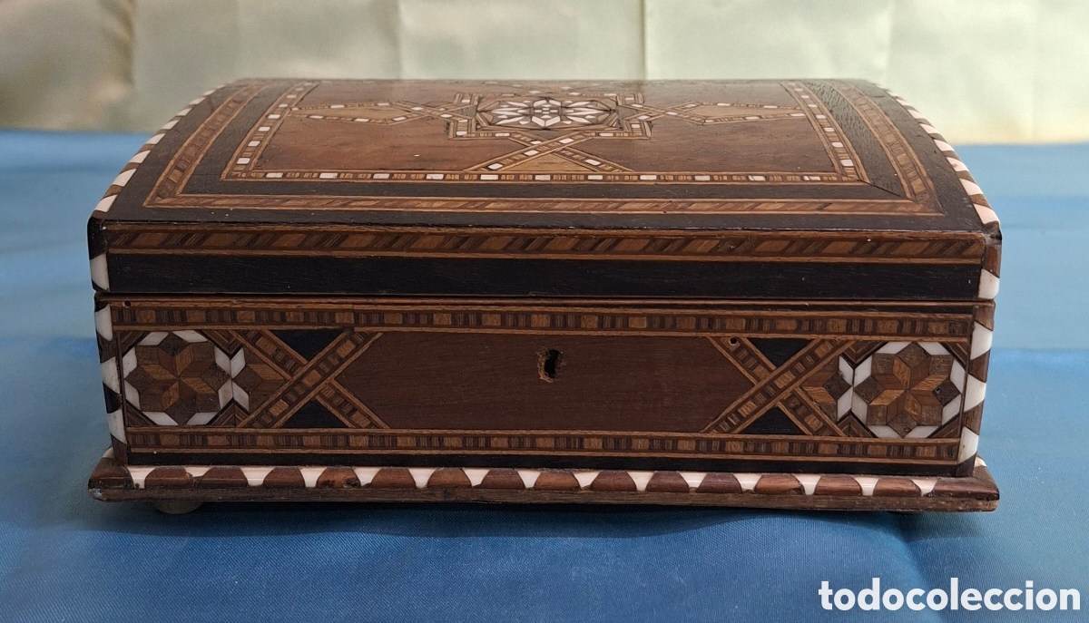Antig&uuml;edades: Caja de madera con taracea geom&eacute;trica. - Foto 5