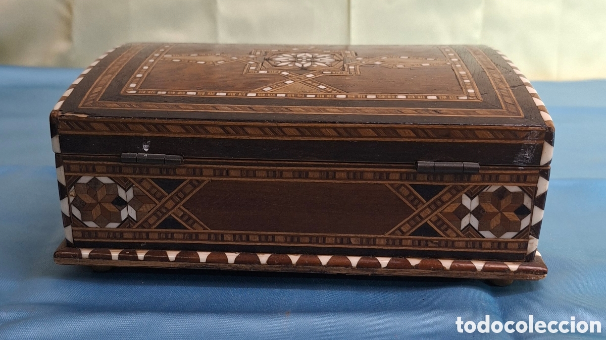 Antig&uuml;edades: Caja de madera con taracea geom&eacute;trica. - Foto 7