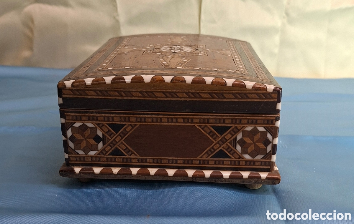 Antig&uuml;edades: Caja de madera con taracea geom&eacute;trica. - Foto 8