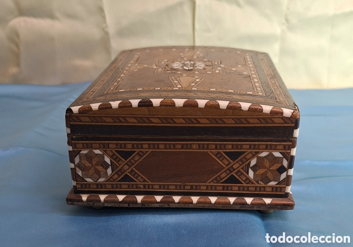 Antig&uuml;edades: Caja de madera con taracea geom&eacute;trica. - Foto 10