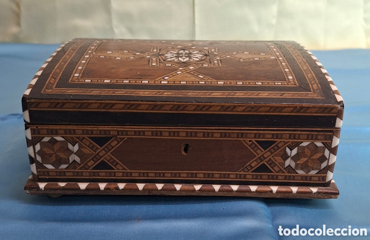 Antig&uuml;edades: Caja de madera con taracea geom&eacute;trica. - Foto 11