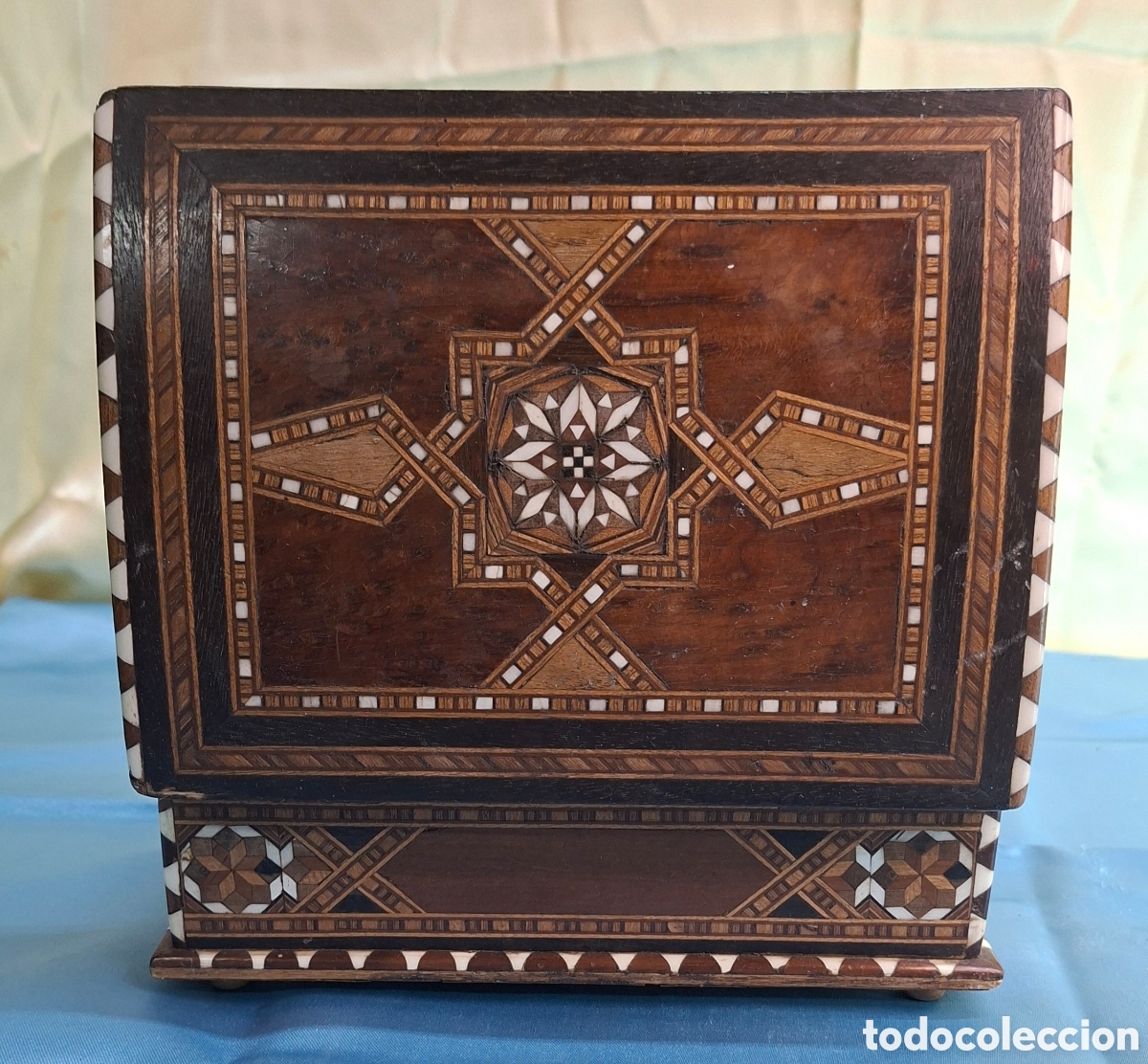 Antig&uuml;edades: Caja de madera con taracea geom&eacute;trica.