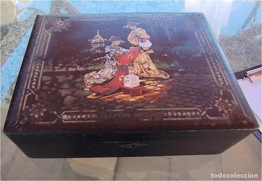Antig&uuml;edades: ANTIGUA CAJA DE MADERA MODERNISTA CON ESCENA ORIENTAL CON ESPEJO Y COMPARTIMENTOS MIDE 29,5/22/9 CM