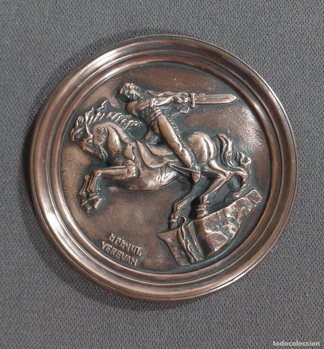 Antig&uuml;edades: plato decorativo origen armenio David de Sassoun, h&eacute;roe &eacute;pico nacional de Arme