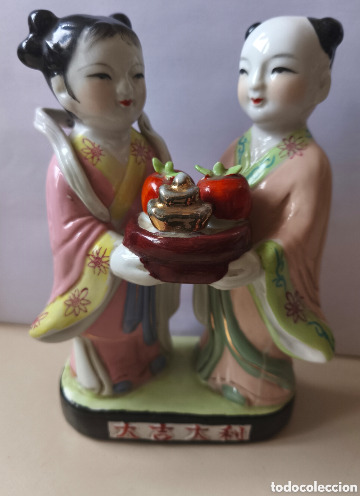 Antig&uuml;edades: Figura antigua de porcelana china., Yuan Bao y mandarina, simbolo de felicidad.