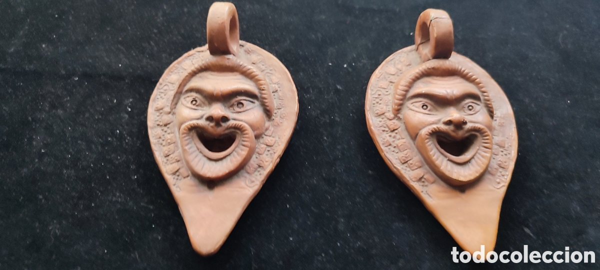 Antig&uuml;edades: Dos antiguas luminarias de terracota representando m&aacute;scaras de la comedia griega