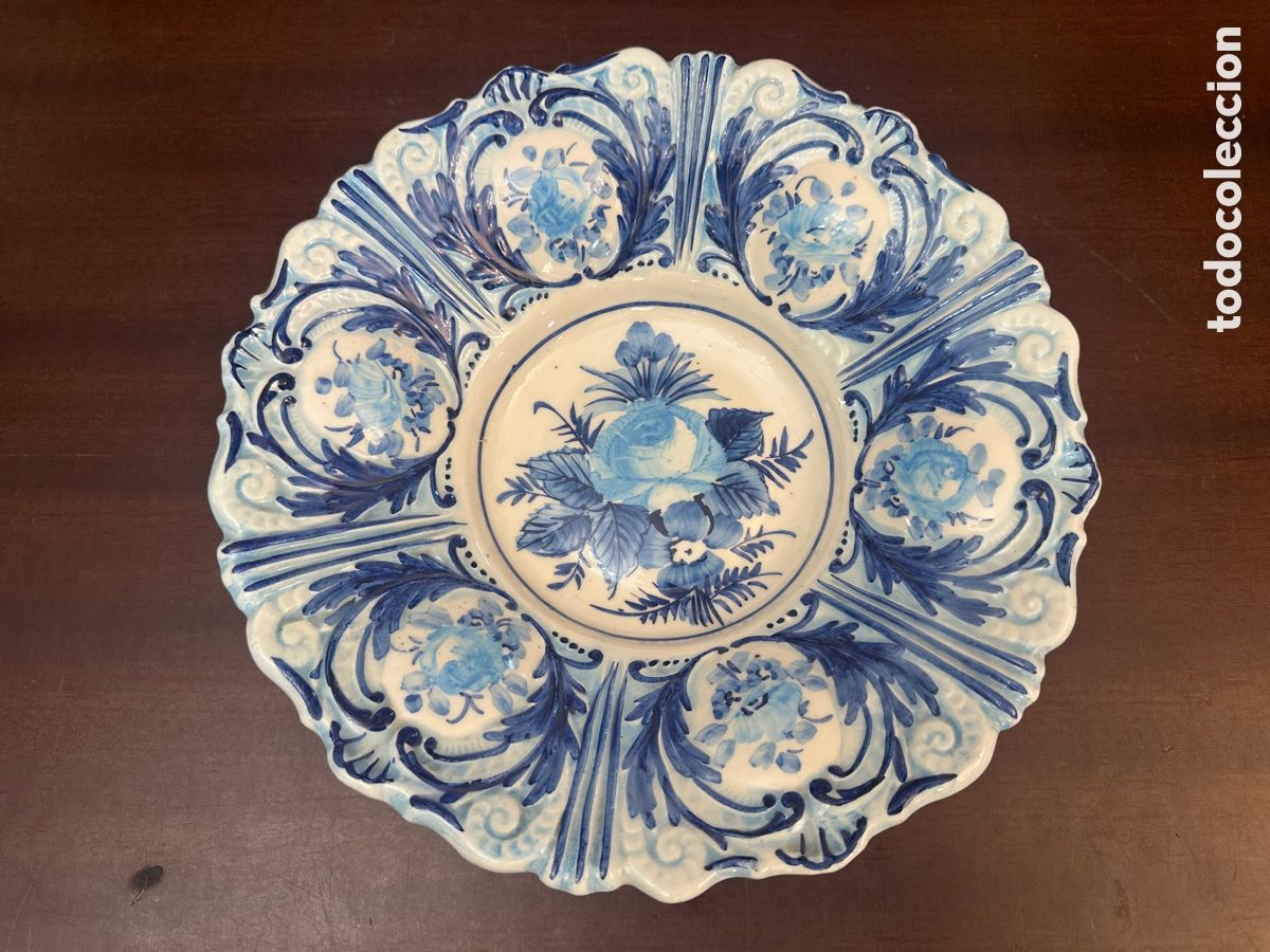 Antig&uuml;edades: ANTIGUO PLATO HONDO DE GRAN TAMA&Ntilde;O EN CER&Aacute;MICA DE MANISES DECORADA A MANO