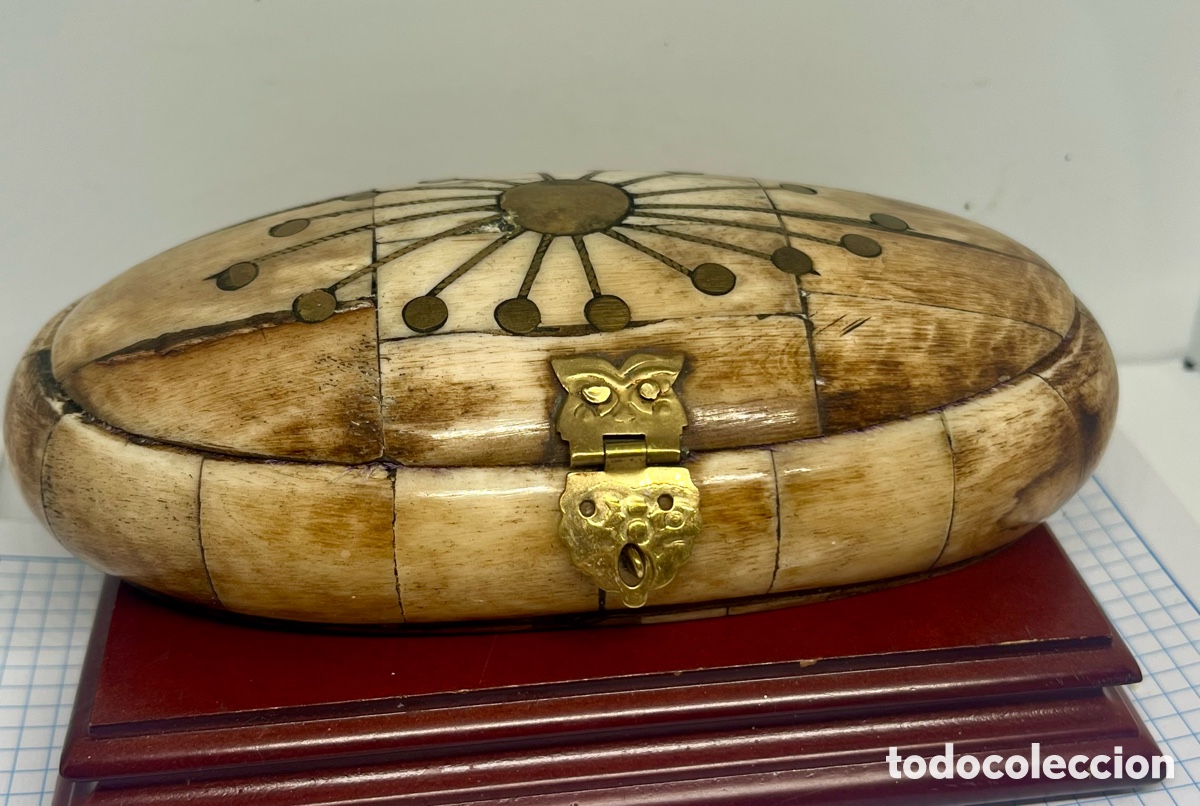 Antig&uuml;edades: CAJA DE HUESO CON BRONCE ANTIGUA