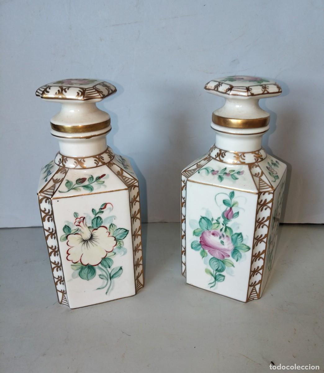 Antig&uuml;edades: Pareja,de frascos de porcelana Realizados por la Fundaci&oacute;n Generalisimo Franco,