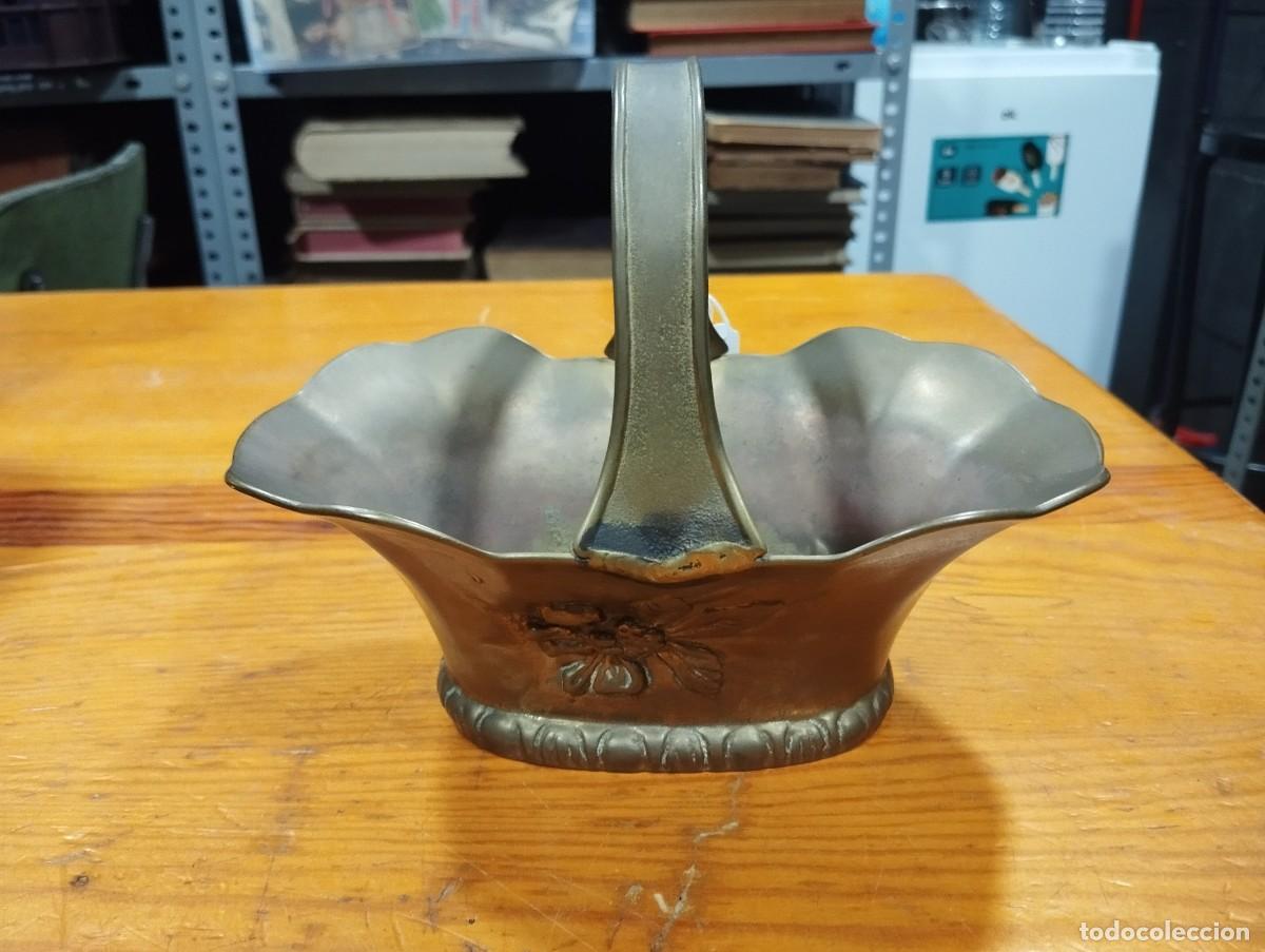 Antig&uuml;edades: CESTO DE BRONCE MACIZO CON DIBUJO. - Foto 1