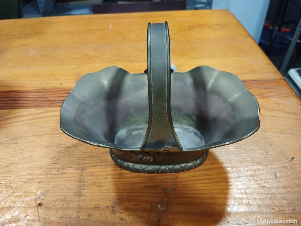 Antig&uuml;edades: CESTO DE BRONCE MACIZO CON DIBUJO. - Foto 2