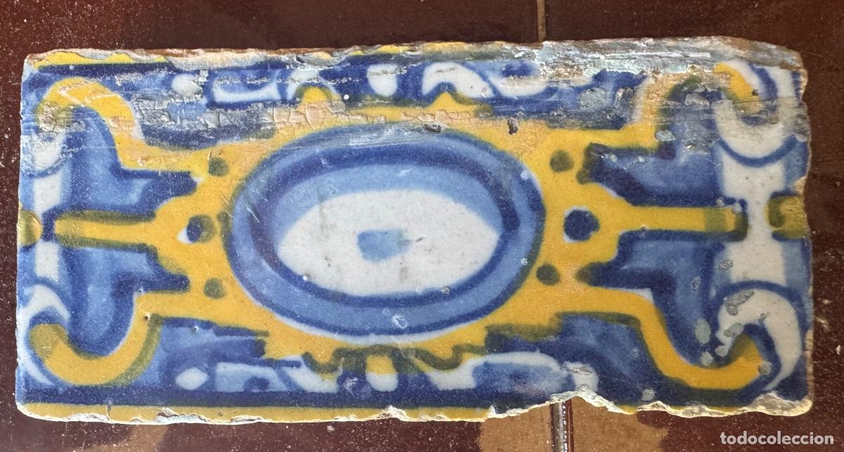 Antig&uuml;edades: AZULEJO CENEFA DE TALAVERA - AZUL Y AMARILLO - SIGLO XVI - XVII