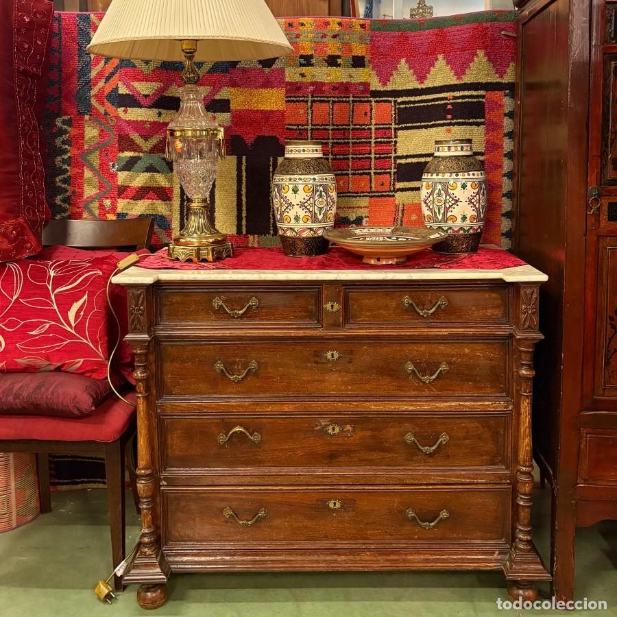 Antig&uuml;edades: C&oacute;moda de Roble con Cinco Cajones