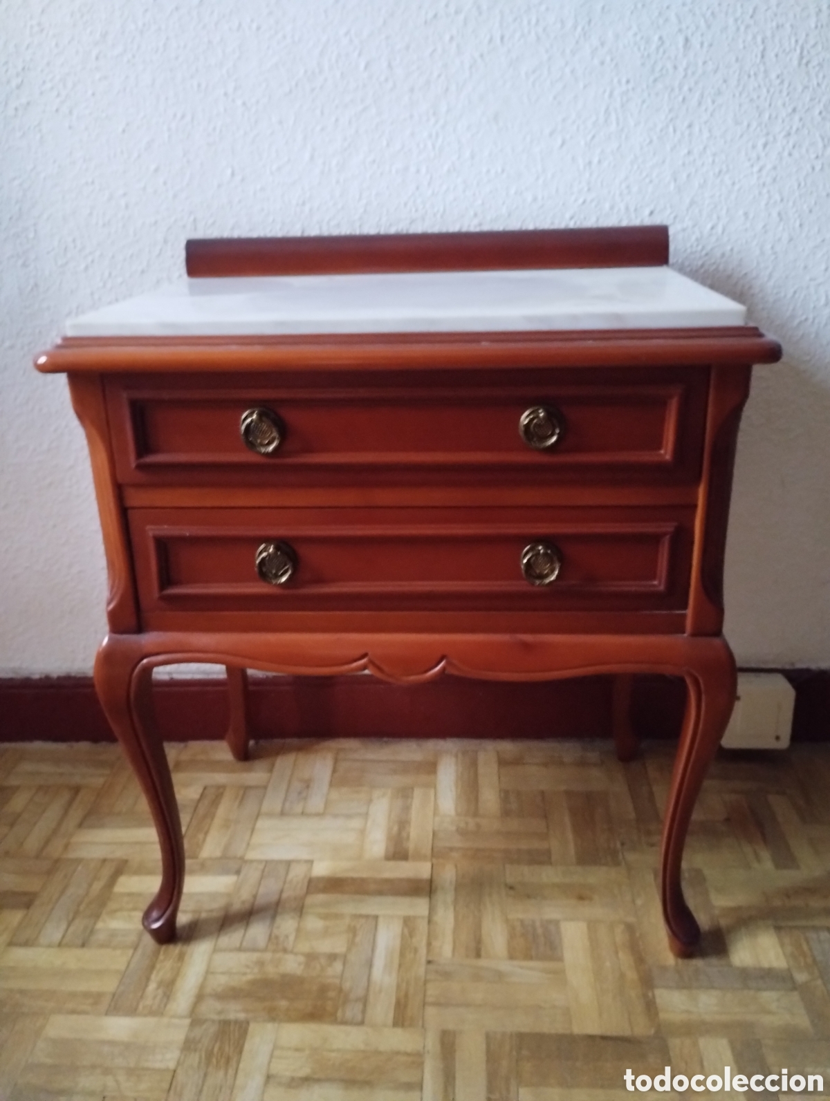Antig&uuml;edades: C&oacute;moda isabelina de madera y m&aacute;rmol