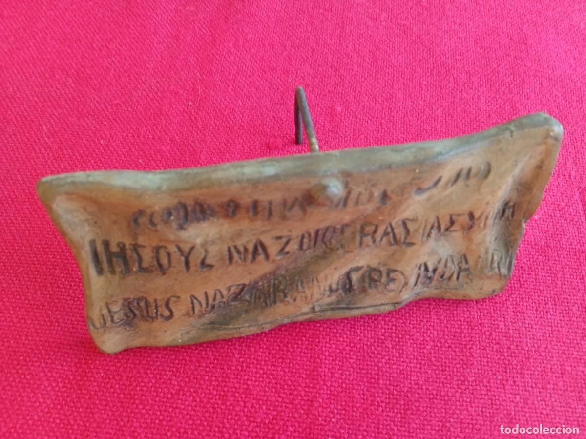 Antig&uuml;edades: Cartel INRI antiguo de barro para Crucifijo