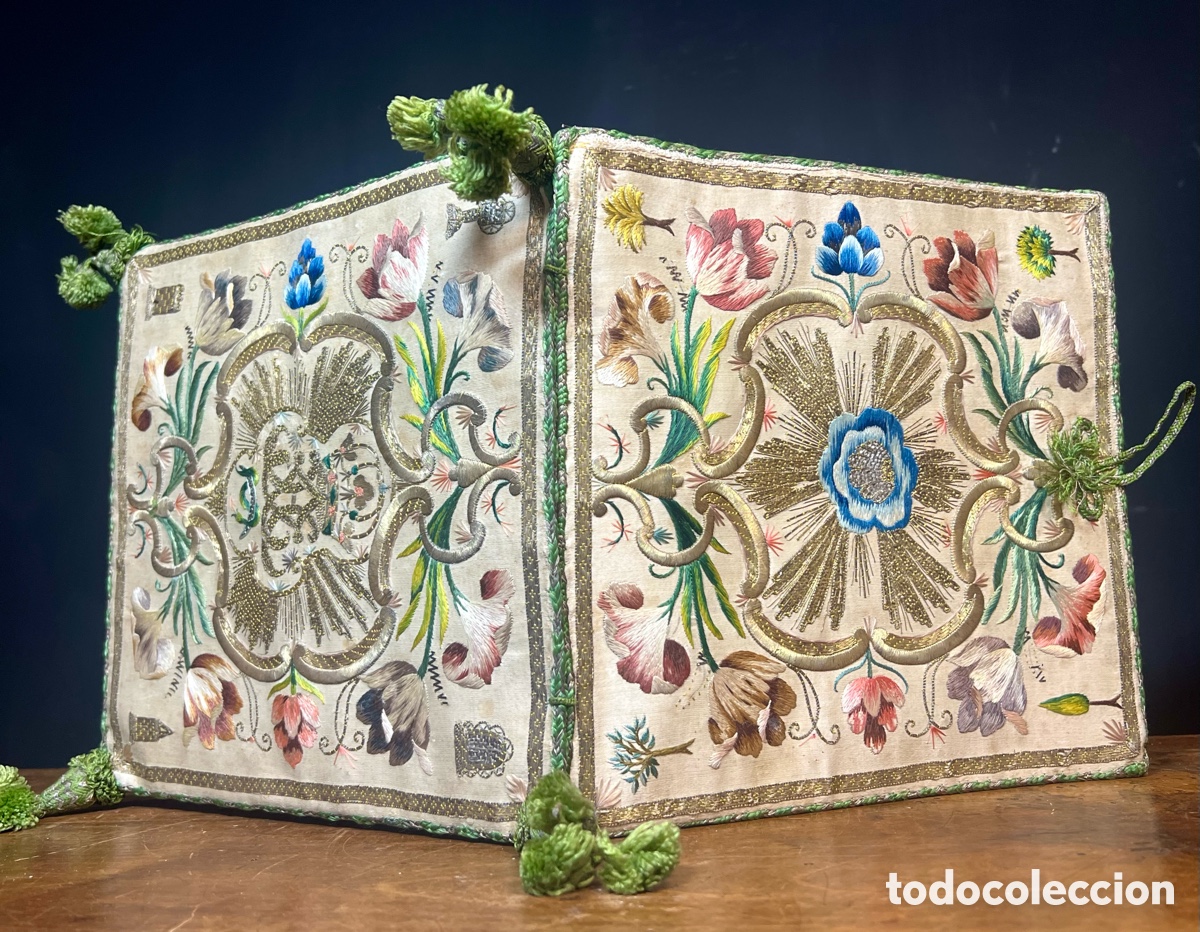 Antig&uuml;edades: Carpeta de Corporales bordada, S.XVIII
