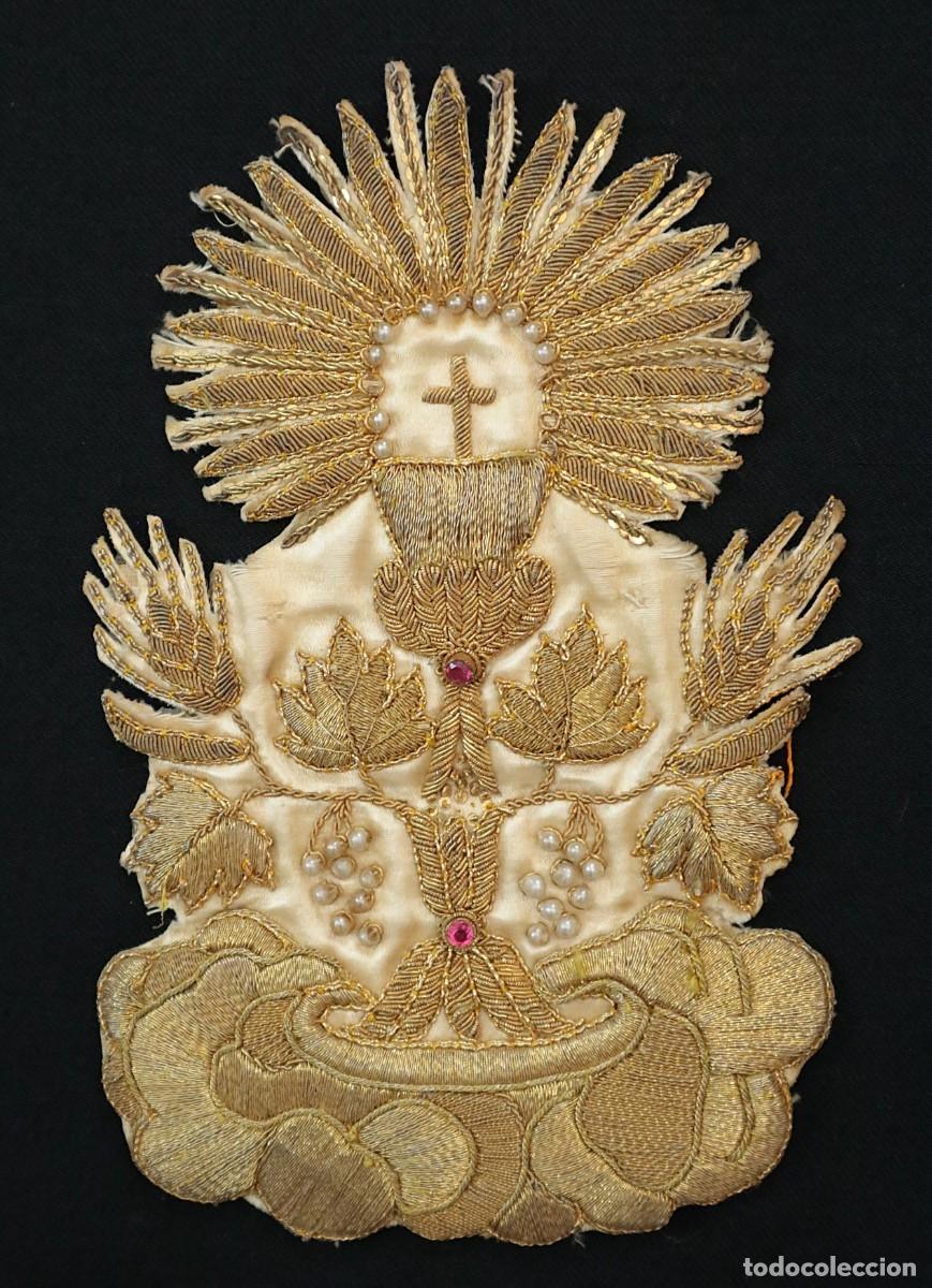 Antig&uuml;edades: C&aacute;liz eucar&iacute;stico. Bordado en hilo de oro. Hacia 1900. Mide 20 cm de altura.
