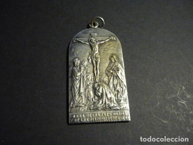 Antig&uuml;edades: MEDALLA EN METAL LAS TRES MARIAS Y DISCIPULOS DE S JUAN SAGRARIOS CALVARIOS B MAURA 3 X 6 CM