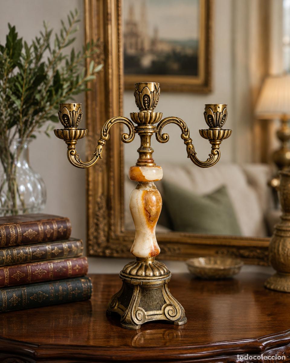 Antig&uuml;edades: Candelabro italiano vintage 3 brazos en metal dorado y &oacute;nix/alabastro &ndash; 33 cm