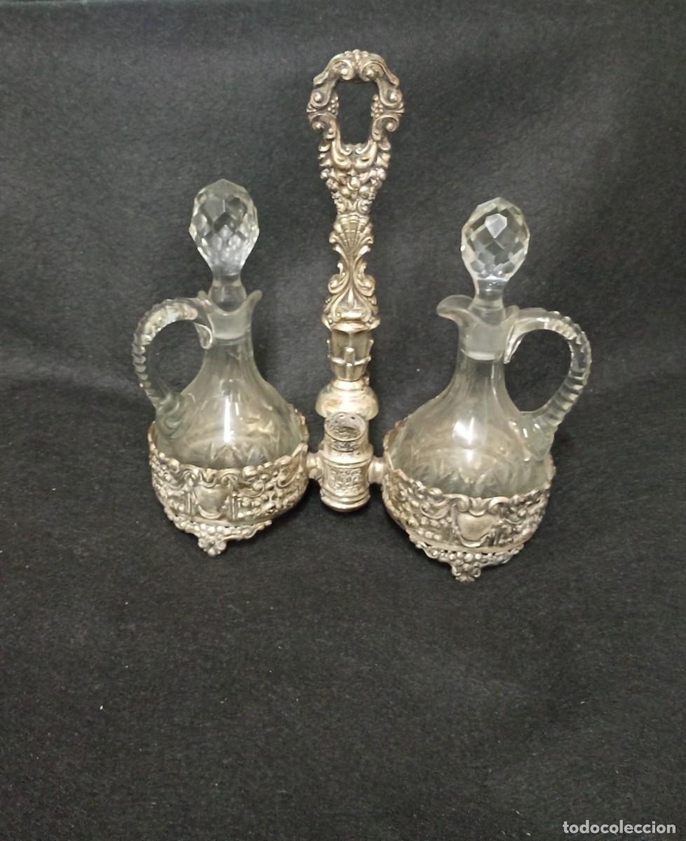 Antig&uuml;edades: Vinagreras de cr&iacute;stal y ba&ntilde;o de plata. A&ntilde;os 40.