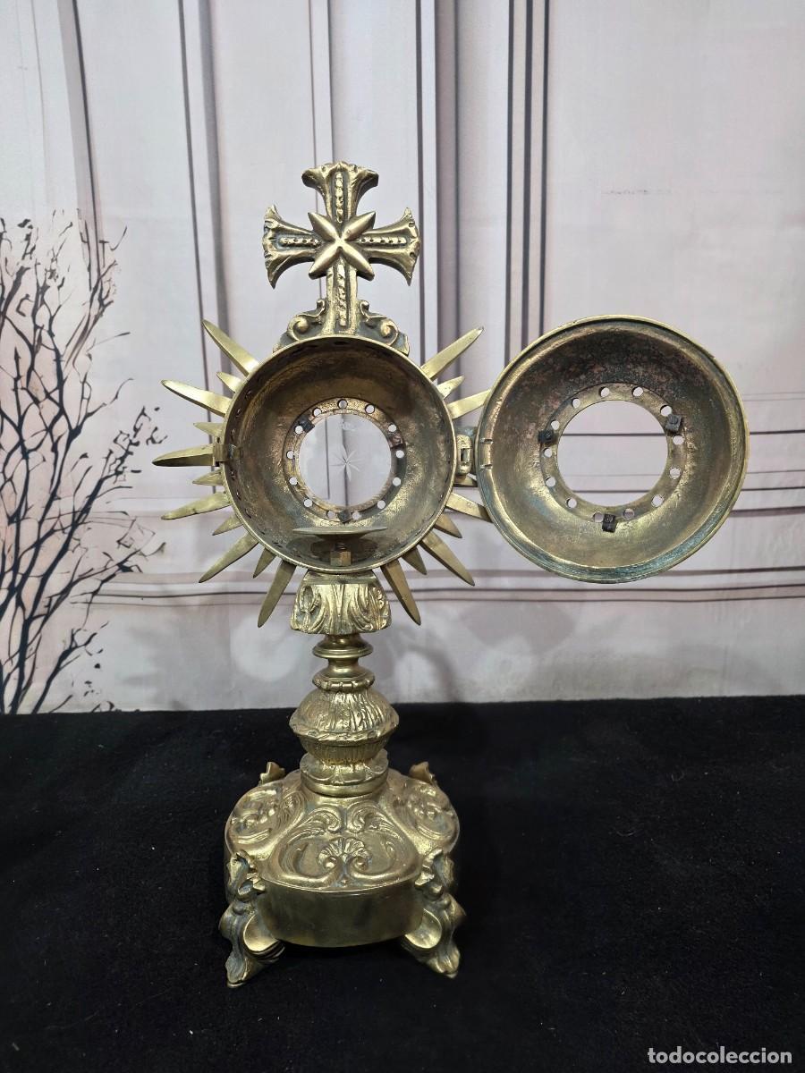Antig&uuml;edades: Antigua custodia o ostensorio de bronce macizo