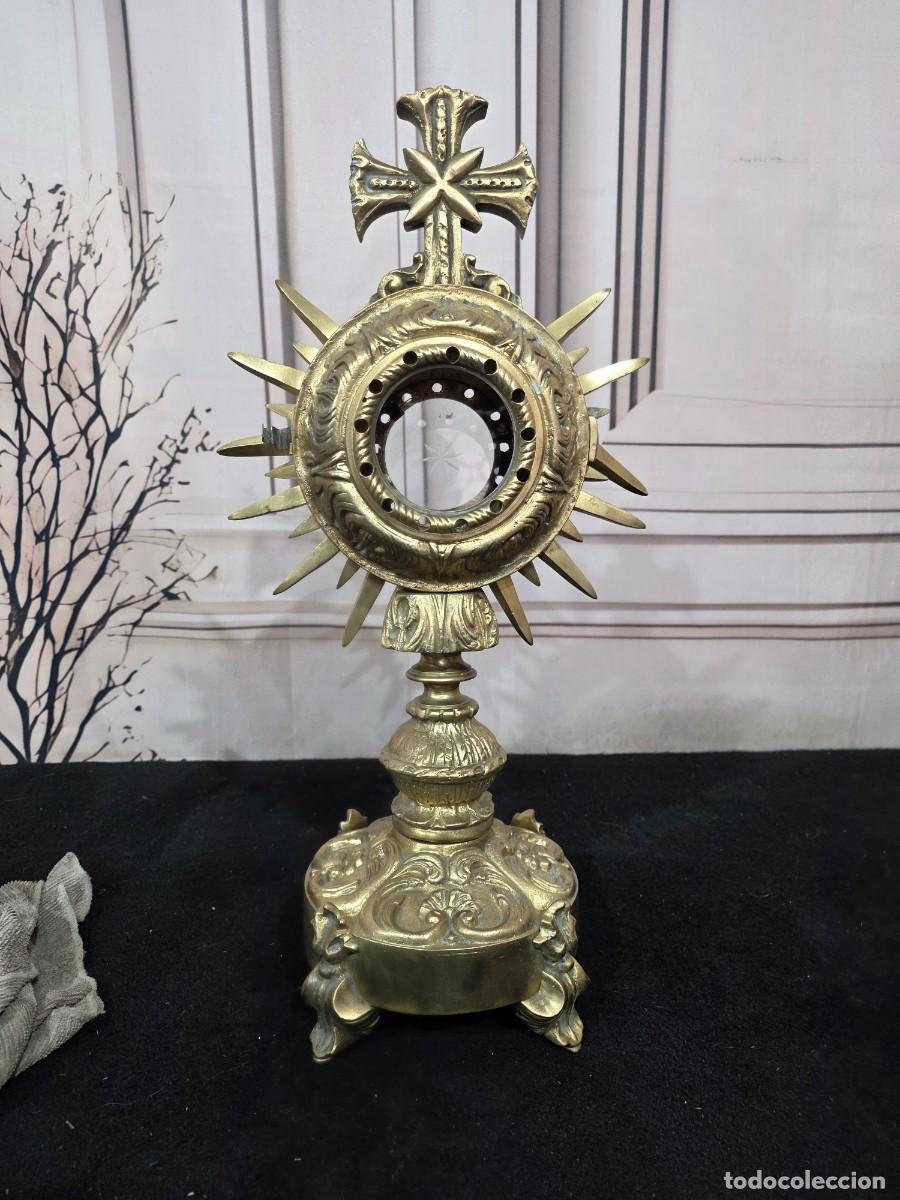 Antig&uuml;edades: Antigua custodia o ostensorio de bronce macizo - Foto 2