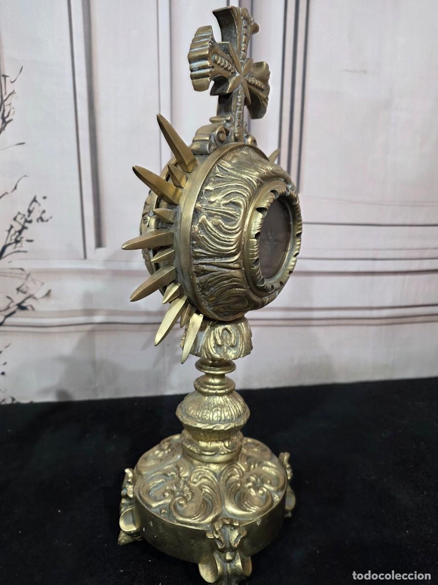 Antig&uuml;edades: Antigua custodia o ostensorio de bronce macizo - Foto 8