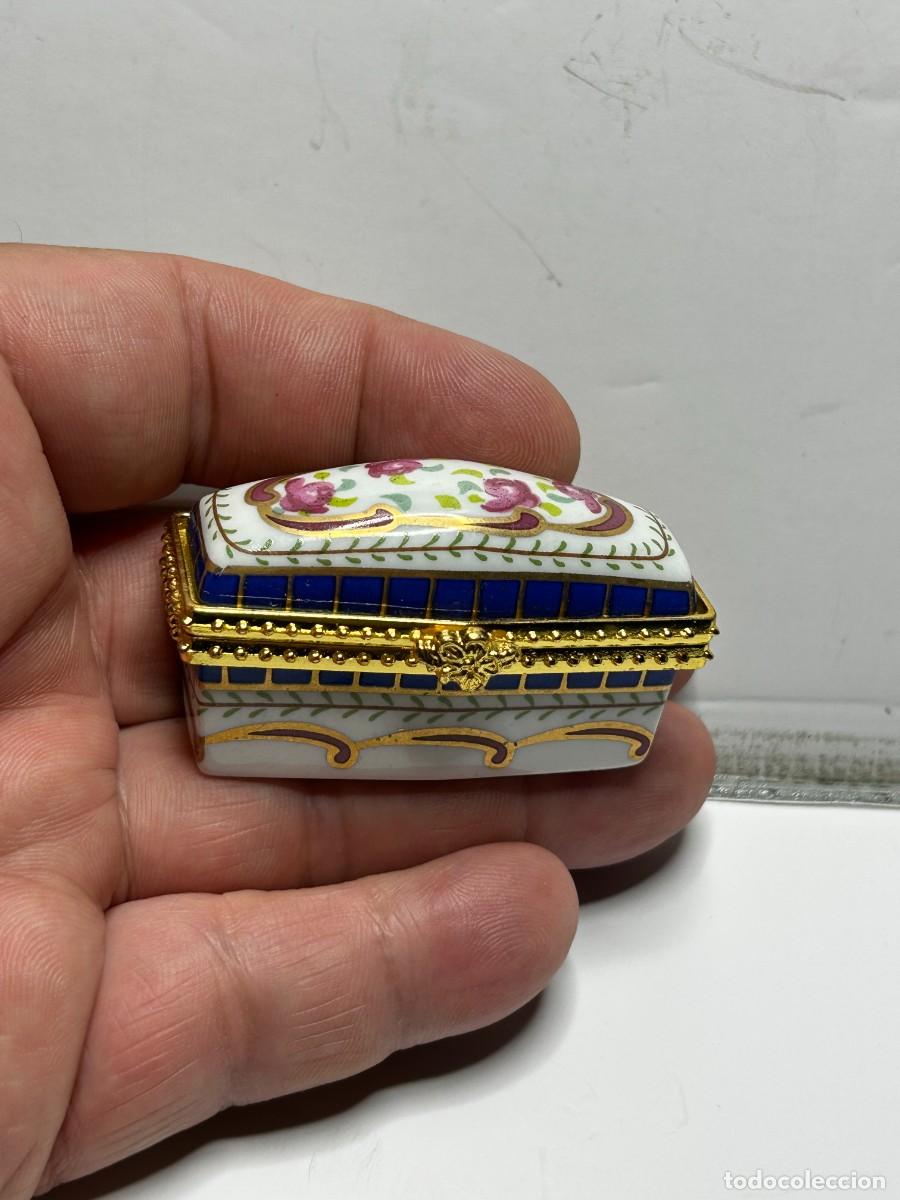 Antig&uuml;edades: 3922.Pastillero vintage de porcelana fina en forma rectangular con tapa abombada