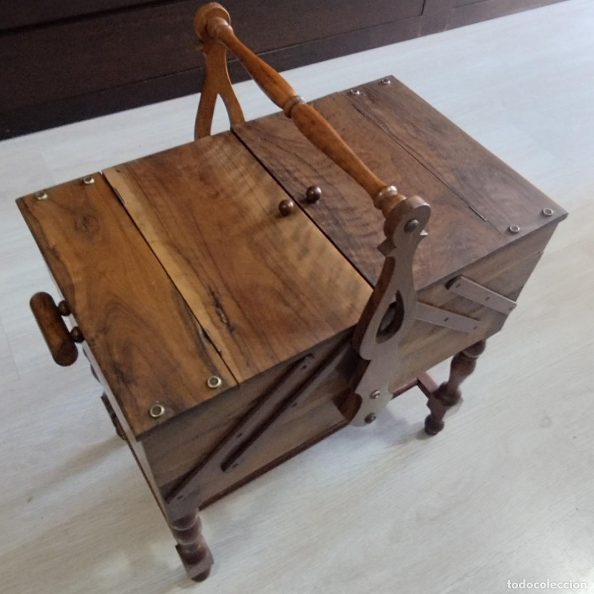 Antig&uuml;edades: MUEBLE COSTURERO DE ACORDEON CON BANDEJA INFERIOR Y PATAS - OLIVO -