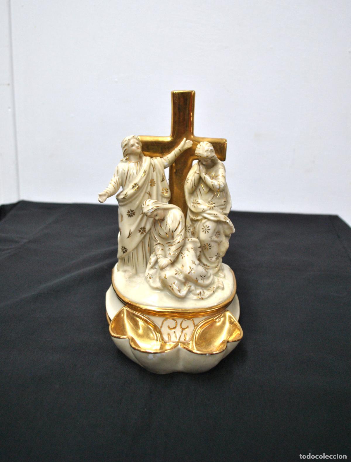 Antig&uuml;edades: Benditera porcelana Tres Mar&iacute;as y cruz dorada