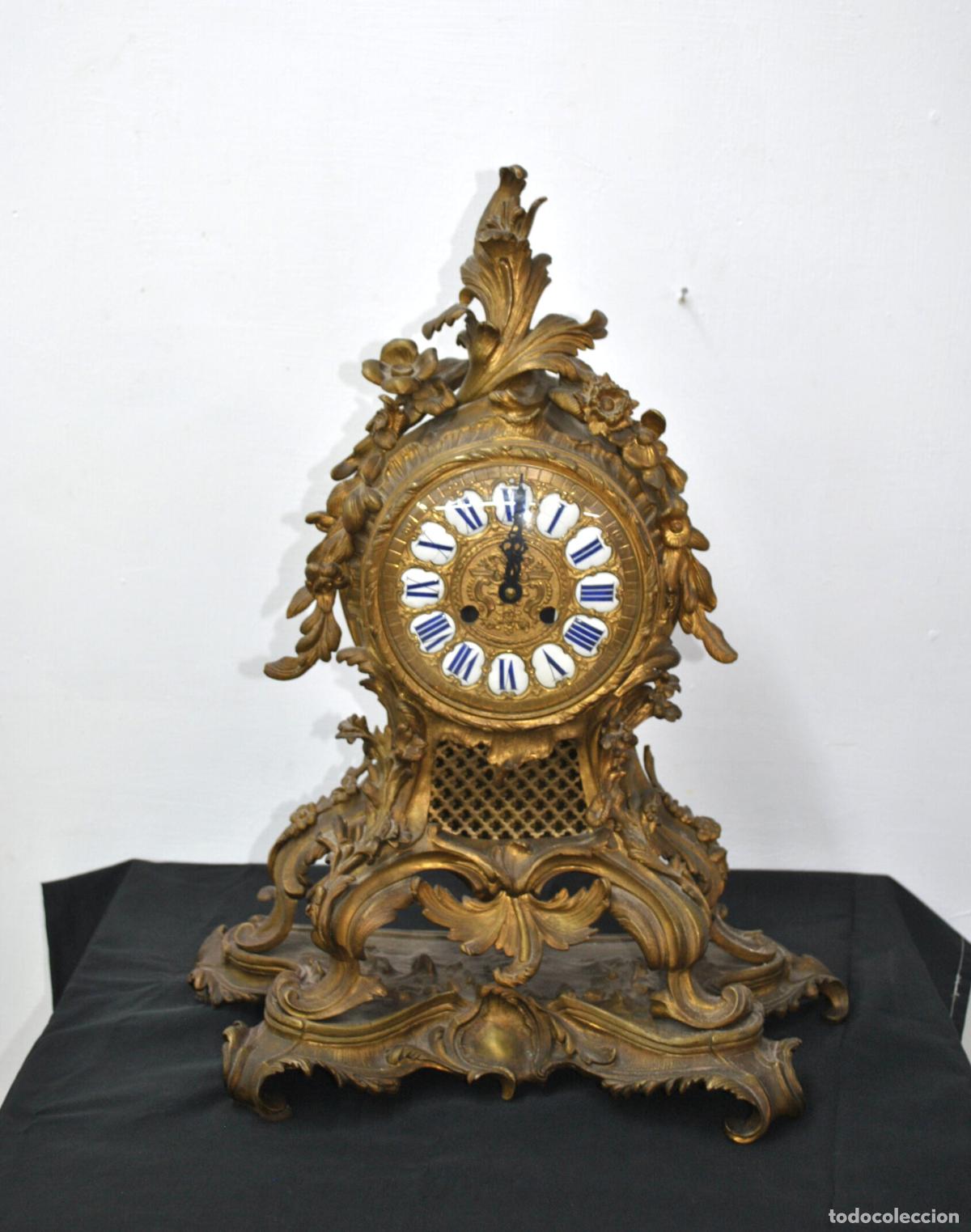 Antig&uuml;edades: Reloj bronce Luis XV decoraci&oacute;n floral