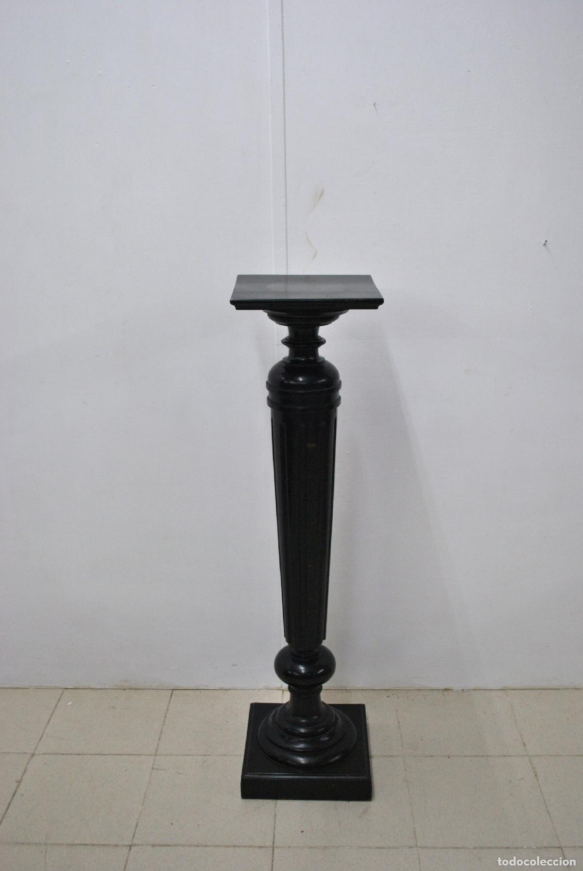 Antig&uuml;edades: Peana pedestal de madera lacada - Foto 2