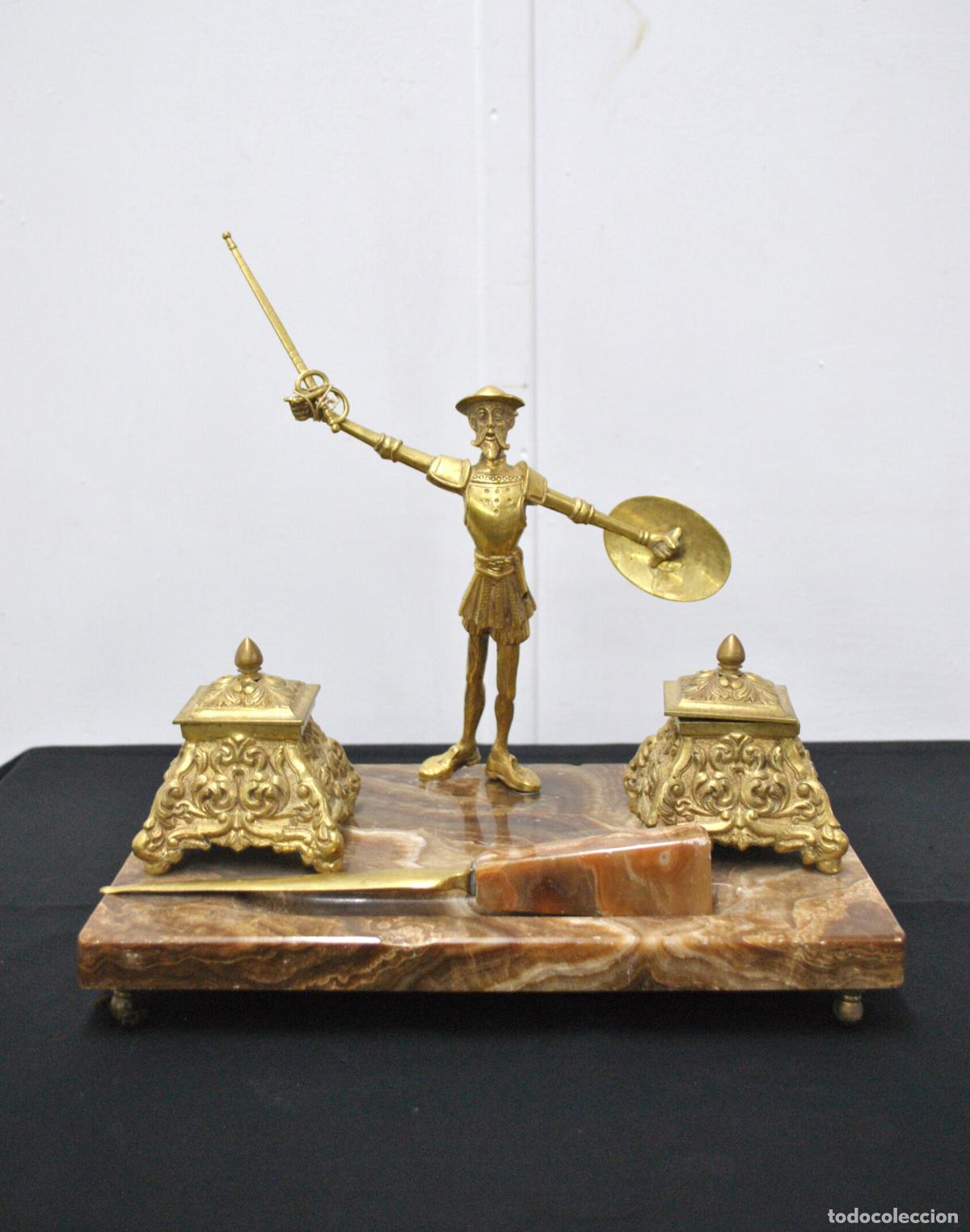 Antig&uuml;edades: Escriban&iacute;a de m&aacute;rmol &oacute;nix con figura de Don Quijote