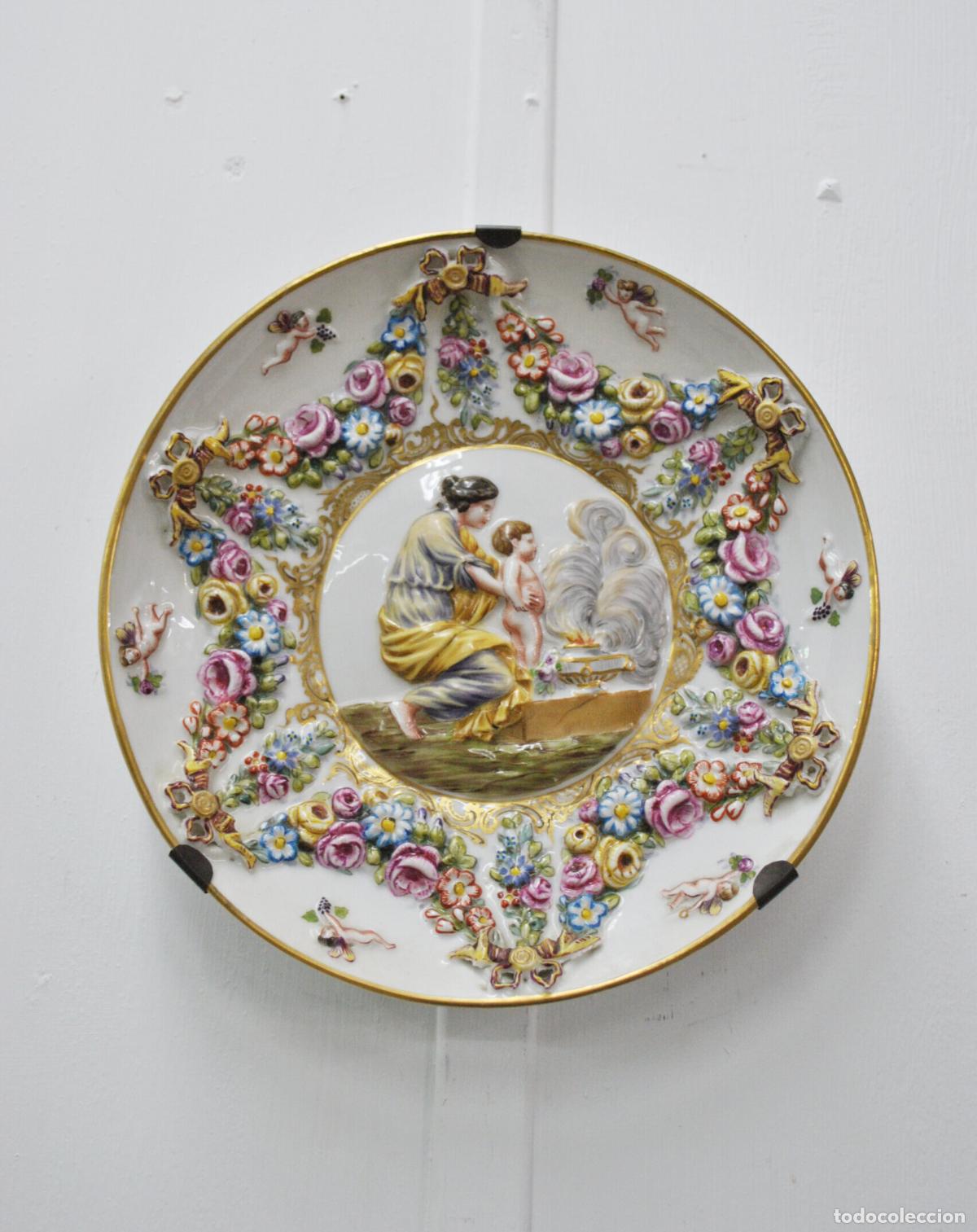 Antig&uuml;edades: Plato porcelana escena rom&aacute;ntica y flores