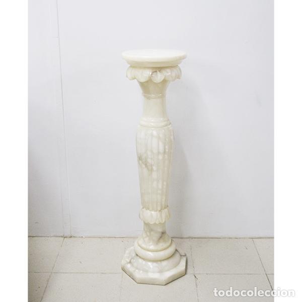 Antig&uuml;edades: Pedestal de alabastro tallado estilo cl&aacute;sico