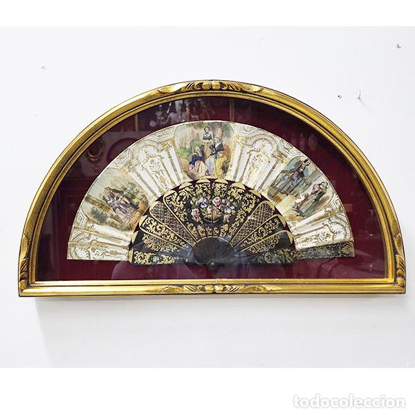 Antig&uuml;edades: Abanico antiguo Isabelino dorado en vitrina