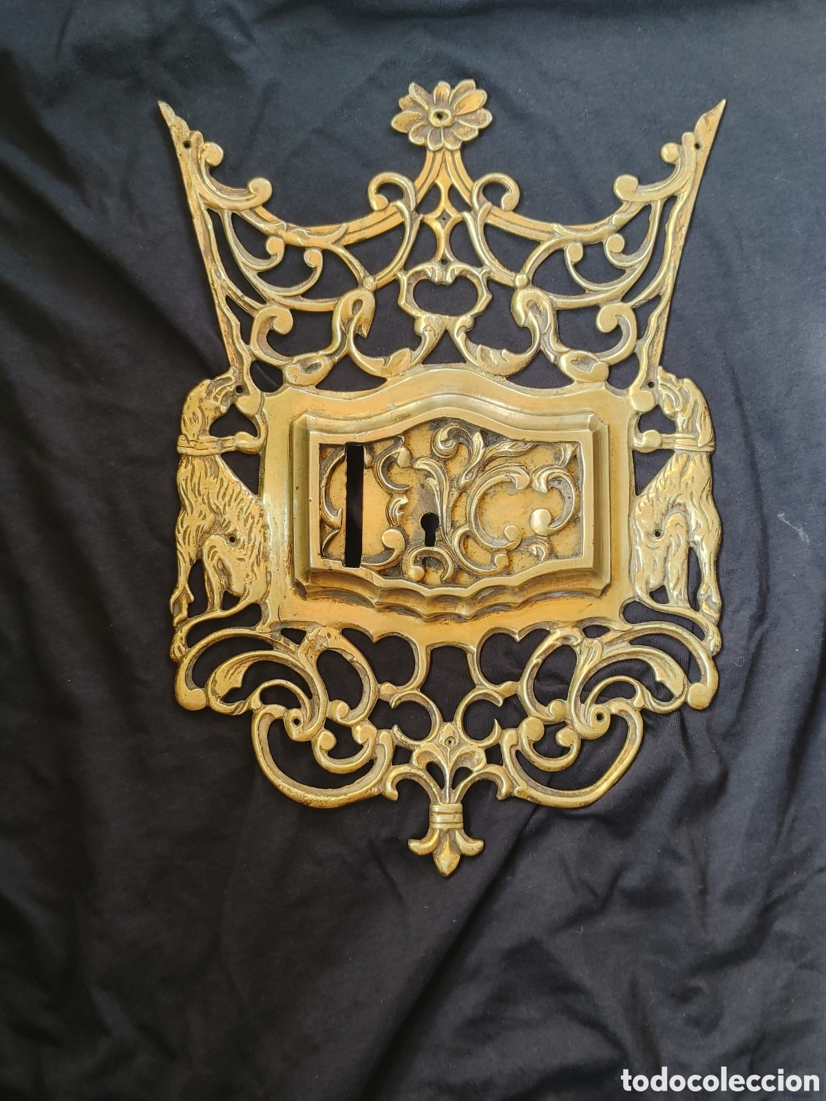 Antig&uuml;edades: Gran bocallave en bronce dorado y calado. Con decoracion vegetal y zoomofa.