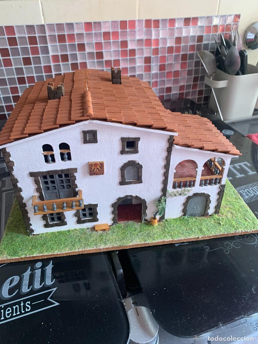 Antig&uuml;edades: maqueta de la Casa t&iacute;pica Empord&aacute; de la marca Domus Kits, construida con ladrillos y tejas de barro