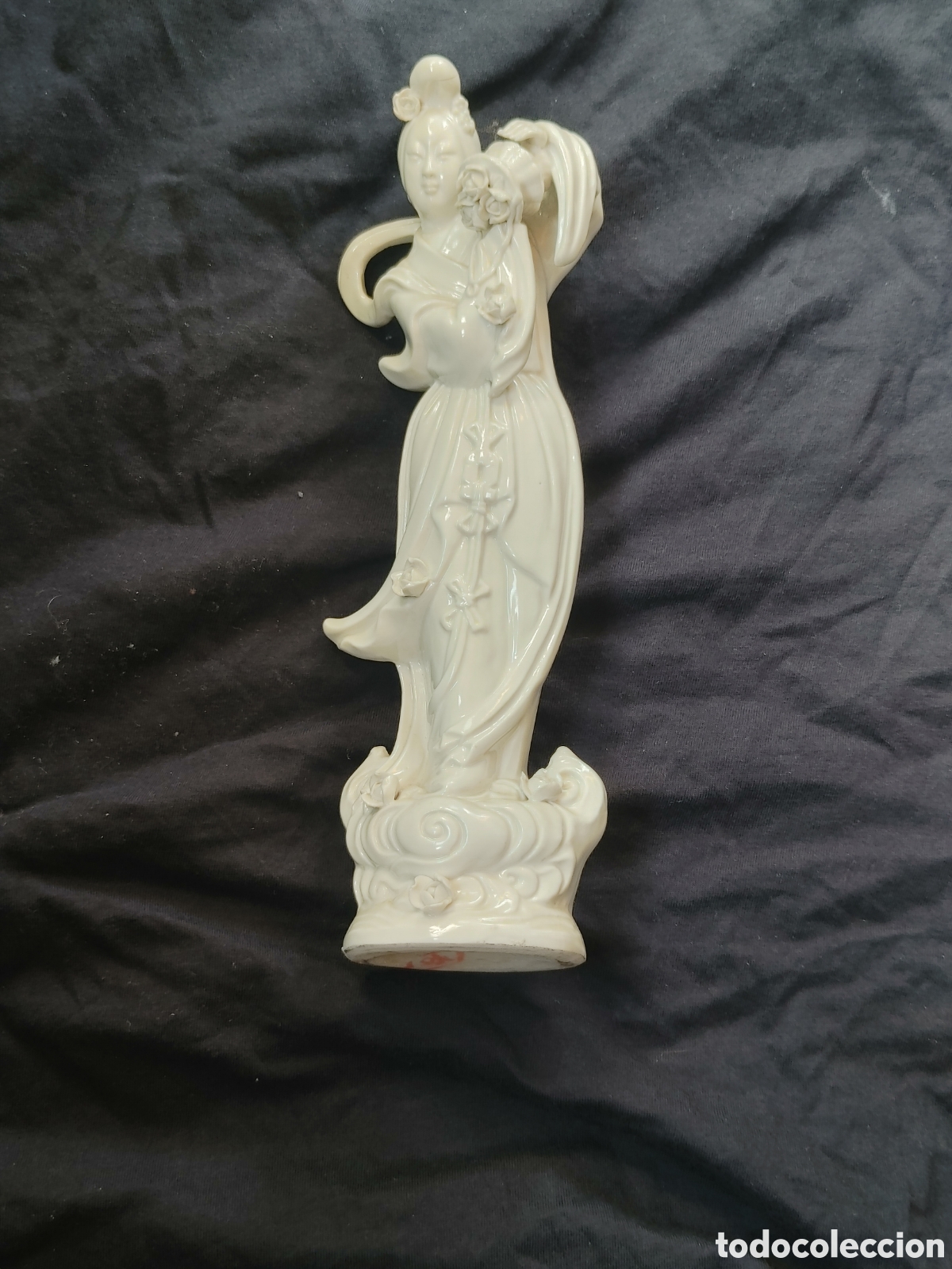 Antig&uuml;edades: Figura china de porcelana blanca con marcas en la base.